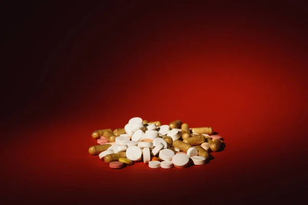 İlaç beyaz renkli yuvarlak tablet soyut koyu kırmızı renk arka plan üzerinde düzenlenmiştir. Aspirin, tasarım için kapsül hap. Sağlık, tedavi sağlıklı yaşam kavramı. Kopyalama alanı reklam. — Stok fotoğraf