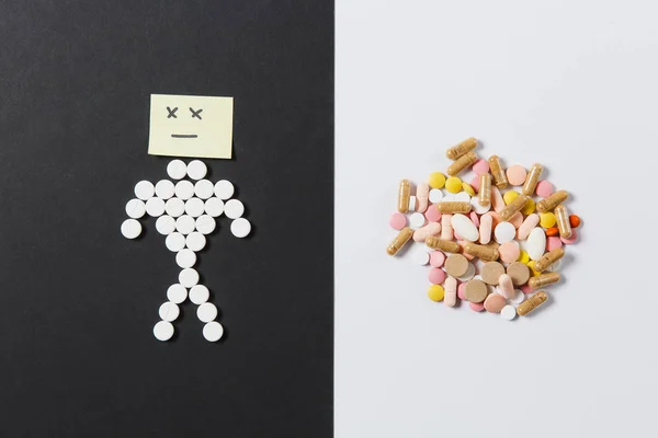 Leki białe kolorowe okrągłe tabletki ułożone abstrakcja biały czarny tło. Ludzkie smutny, aspiryna, kapsułki pigułki projektowania. Koncepcję leczenia wybór zdrowego stylu życia. Miejsce na reklamę. — Zdjęcie stockowe