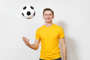 İlham neşeli Avrupa delikanlı, fan veya sarı üniforma atmak kadar futbol topu, Player'da tezahürat beyaz arka plan üzerinde izole favori futbol takımı. Spor, futbol, sağlıklı yaşam konsepti.