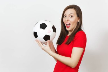 Güzel Avrupa genç neşeli mutlu kadın, futbol fan veya oyuncu klasik futbol topu tutan kırmızı üniformalı beyaz arka plan üzerinde izole. Spor, oyun futbol, sağlık, sağlıklı yaşam konsepti.