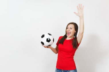 Çok memnun Avrupa genç kadın, iki midilli kuyrukları, futbol fan veya oyuncu beyaz arka plan üzerinde izole klasik futbol topu tutan kırmızı üniformalı eğlenceli. Spor Futbol sağlık, sağlıklı yaşam konsepti.