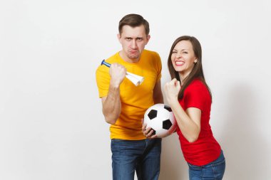 Eğlenceli çılgın genç çift, kadın, erkek, futbol taraftarları destek ekibi ile boru futbol topu beyaz arka plan üzerinde izole sarı ve kırmızı üniforma neşelen. Spor, Aile Eğlence, yaşam kavramı.