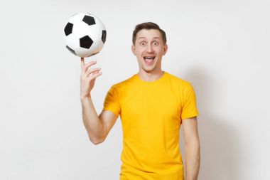 İlham neşeli Avrupa delikanlı, fan veya sarı üniforma spin futbol topu üstünde parmak, Player'da tezahürat beyaz arka plan üzerinde izole favori futbol takımı. Spor, futbol, yaşam kavramı.