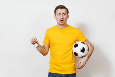 İlham neşeli Avrupa delikanlı, fan veya sarı üniforma tutun futbol topu, eski çalar saat, Player'da tezahürat favori takım beyaz arka plan üzerinde izole. Spor, futbol, yaşam kavramı.