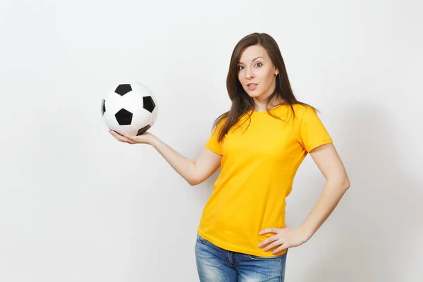 Bella europea giovane allegra donna felice, tifoso di calcio o giocatore in uniforme gialla che tiene il pallone da calcio isolato su sfondo bianco. Sport, calcio, salute, stile di vita sano . — Foto Stock