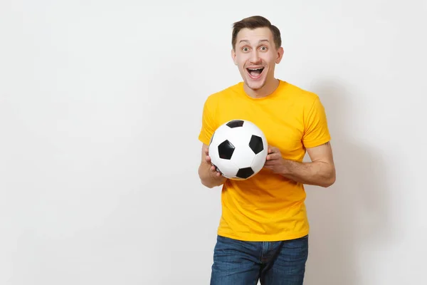 インスピレーション若い陽気なヨーロッパ人、ファンまたは黄色の均一保持サッカー ボールのプレーヤーは、白い背景で隔離好きなサッカー チームを応援します。スポーツ、サッカー、健康的なライフ スタイルのコンセプト. — ストック写真