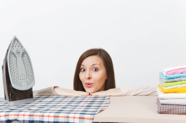 Koca s ch Ütü hafif giysiler içinde gülümseyen ev hanımı kapatın