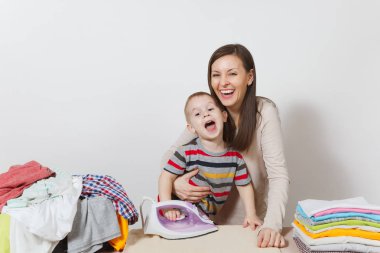 Küçük çocuk, kadın aile giyim Ütü Masası üzerine demir ile Ütü. Beyaz arka plan üzerinde izole ev işleri ile oğlu yardım anne. Özerklik çocuk kavramı teşvik. Ebeveynlik, çocuk kavramı.