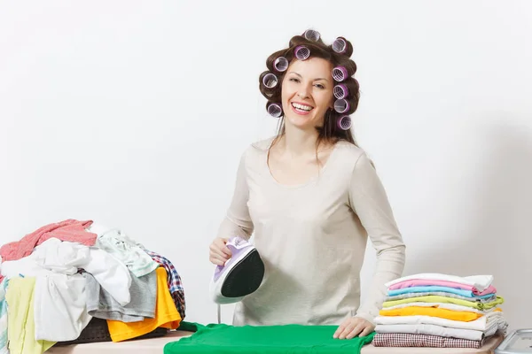 Ung vacker hemmafru med papiljotter på hår i ljus kläder iro — Stockfoto