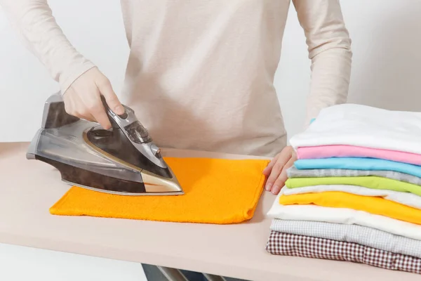 Primer plano recortado retrato ama de casa en luz ropa casual plancha — Foto de Stock