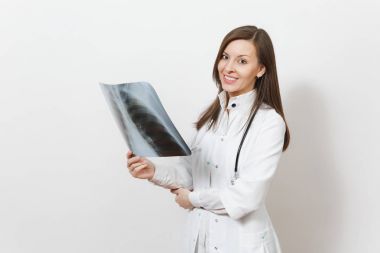 Gülümseyen güzel doktor kadın X-ray akciğerler, fluorography, röntgen izole üzerinde beyaz arka plan ile. Kadın doktor stetoskop tıbbi elbisesi. Sağlık personeli, tıp kavramı. Pnömoni.