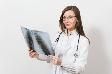 Akciğerler, fluorography, beyaz arka plan üzerinde izole roentgen x-ışını ile güzel doktor kadın. Kadın doktor tıbbi elbisesi stetoskop gözlük. Sağlık personeli, tıp kavramı. Pnömoni.