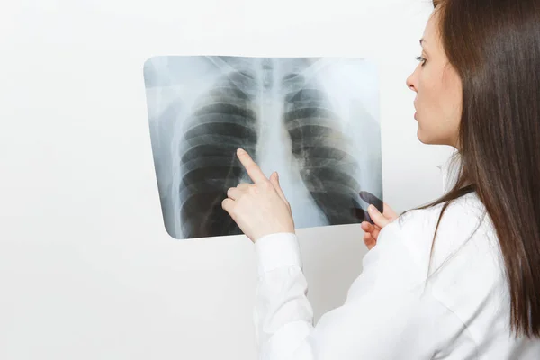 Close up médico mulher com raio-X dos pulmões, fluorografia, roentgen isolado em fundo branco. Médica em estetoscópio de vestido médico. Pessoal de saúde, conceito de medicina. Pneumonia. Visão traseira . — Fotografia de Stock