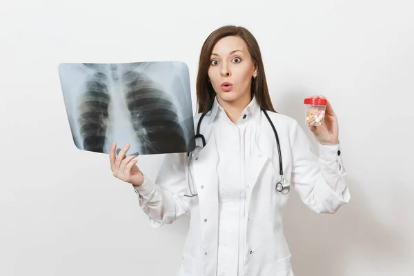 Läkare kvinna med flaska med piller, röntgen av lungorna, fluorography, roentgen isolerad på vit bakgrund. Kvinnliga läkare i medicinsk klänning stetoskop. Vårdpersonal, medicin koncept. Lunginflammation. — Stockfoto