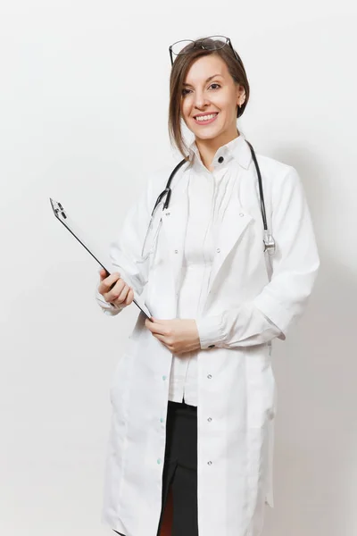 Sonriente joven doctora confiada con estetoscopio, gafas aisladas sobre fondo blanco. Doctora en bata médica con tarjeta de salud en la carpeta del bloc de notas. Concepto de medicina del personal sanitario . — Foto de Stock