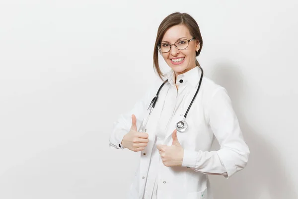 Giovane donna sorridente medico sexy con stetoscopio, occhiali isolati su sfondo bianco. Medico donna in abito medico mostrando pollici in alto sullo spazio copia. Personale sanitario, salute, concetto di medicina . — Foto Stock