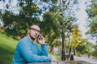 Genç başarılı gülümseyen akıllı bir adam iş adamı veya öğrenci CA'lar