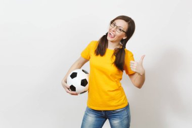 Avrupa kadın gülümsüyor, iki midilli kuyrukları, futbol fan veya oyuncu sarı üniforma Haritayı başparmak yukarı, beyaz arka plan üzerinde izole tutun futbol topu gözlük, eğlenceli. Spor, futbol, sağlıklı yaşam konsepti.
