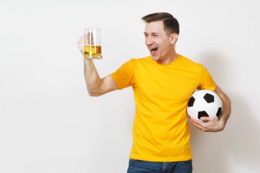 İlham genç neşeli Avrupa adam eğlenceli, fan veya oyuncu sarı üniformalı tutun pint bira, futbol topu tezahürat favori futbol takımı beyaz arka plan üzerinde izole bir fincan. Spor, oyun, yaşam kavramı.