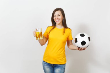 Güzel Avrupa genç neşeli kadın, futbol fan veya oyuncu bira kupa bira, beyaz arka plan üzerinde izole futbol topu tutan sarı üniformalı. Spor, futbol, sağlıklı yaşam konsepti.