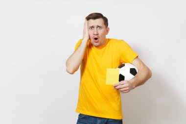 Ağlayan şok genç adam Avrupa üzgün üzgün, beyaz arka plan üzerinde izole alanından emekli futbol fan ya da oyuncu düzgün tutun el sarı sarı futbol kart için. Spor oyun, yaşam kavramı.