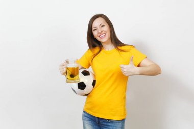 Güzel Avrupa genç neşeli kadın, futbol fan veya oyuncu bira kupa bira, beyaz arka plan üzerinde izole futbol topu tutan sarı üniformalı. Spor, futbol, sağlıklı yaşam konsepti.