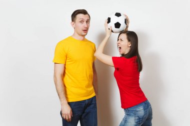 Eğlenceli çılgın Avrupa Genç çift, kadın, erkek, beyaz arka plan üzerinde izole sarı kırmızı üniforma tutun oyun futbol topu futbol taraftarları. Spor, oyun futbol, Aile Eğlence, yaşam kavramı.
