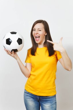 Çok Avrupa genç gülümseyen mutlu kadın, futbol fan veya oyuncu beyaz arka plan üzerinde izole futbol topu tutan sarı üniformalı kapatın. Spor, oyun futbol, sağlık, sağlıklı yaşam konsepti.