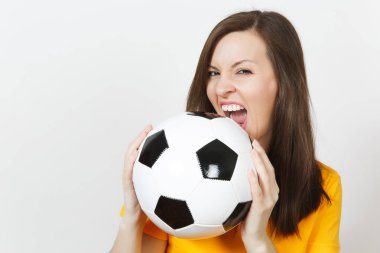 Çok Avrupa genç gülümseyen mutlu kadın, futbol fan veya oyuncu futbol topu beyaz arka plan üzerinde izole ısırma sarı üniformalı kapatın. Spor, oyun futbol, sağlık, sağlıklı yaşam konsepti.