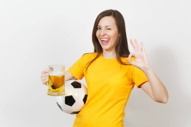 Güzel Avrupa genç neşeli kadın, futbol fan veya oyuncu bira kupa bira, beyaz arka plan üzerinde izole futbol topu tutan sarı üniformalı. Spor, futbol, sağlıklı yaşam konsepti.