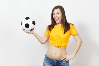 Güzel Avrupa genç güçlü ince seksi kadın, futbol fan veya oyuncu futbol topu tutan sarı üniformalı beyaz arka plan üzerinde izole. Spor, oyun futbol, sağlık, sağlıklı yaşam konsepti.