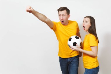 Eğlenceli deli neşeli duygusal genç çift, kadın, erkek, futbol taraftarları destek ekibi ile futbol topu beyaz arka plan üzerinde izole sarı üniforma neşelen. Spor, Aile Eğlence, yaşam kavramı.