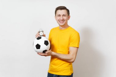 İlham neşeli Avrupa delikanlı, fan veya sarı üniforma tutun futbol topu, eski çalar saat, Player'da tezahürat favori takım beyaz arka plan üzerinde izole. Spor, futbol, yaşam kavramı.