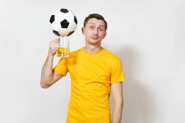 Triste sconvolto giovane uomo europeo disorientato, tifoso o giocatore in uniforme gialla tenere pinta tazza di birra, squadra di calcio preferito tifo palla isolato su sfondo bianco. Sport, gioco, lifestyle concept . — Foto Stock