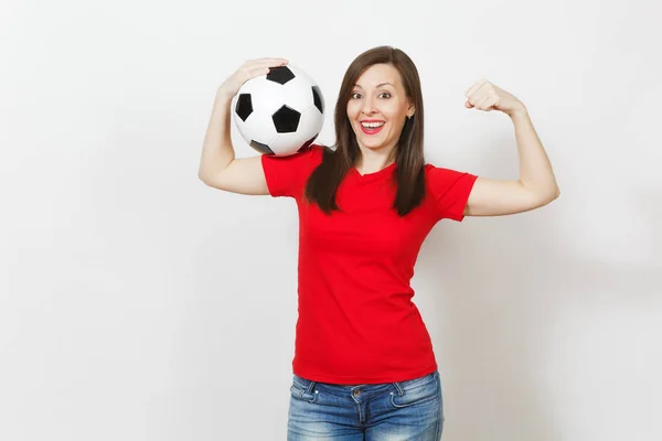 Hermosa joven europea fuerte mujer delgada, fanático del fútbol o jugador en uniforme rojo sosteniendo pelota de fútbol clásico aislado sobre fondo blanco. Deporte, fútbol, salud, concepto de estilo de vida saludable . —  Fotos de Stock