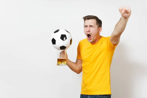 Inspirert ung munter europeisk mann, fan eller spiller i gul uniform holder en mugge med øl, fotballheiagjengen liker å spille fotball isolert på hvit bakgrunn. Sport, lek, livsstilskonsept . – stockfoto