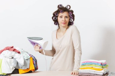 Curlers hafif giysiler Ironi saç ile sıkıntılı ev kadını