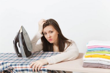 Eğlenceli yakından demir ile Ütü Masası üzerinde giyim şok ev kadını hafif giysiler kareli gömlek, Ütü yorgun. Beyaz arka plan üzerinde izole kadın. Temizlik kavramı. Kopyalama alanı reklam.
