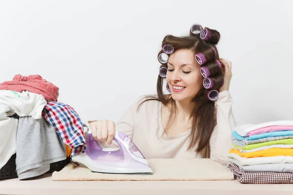 Молодая красивая домохозяйка с бигудями на волосах в легкой одежде iro — стоковое фото
