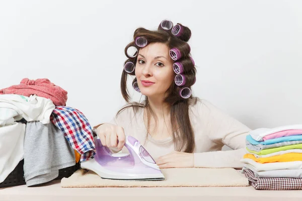 Молодая красивая домохозяйка с бигудями на волосах в легкой одежде iro — стоковое фото