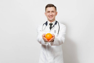 Beyaz arka plan üzerinde izole gülümseyen yakışıklı genç doktor adam. Tıbbi üniforma, stetoskop turuncu tutan erkek doktor. Sağlık personeli, sağlık, tıp kavramı. Doğru beslenme. Kopya alanı