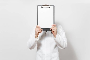 Beyaz arka plan üzerinde izole gülümseyen genç doktor adam. Not Defteri klasörü tıbbi üniforma, stetoskop sağlık kartı erkek doktor. Boş sayfa. Sağlık personeli, Sağlık Tıp kavramı. Kopya alanı