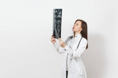 Fikri doktor kadın x-ray radyografik görüntü ct tarama MRG beyaz arka plan üzerinde izole tutar. Kadın doktor stetoskop tıbbi elbisesi. Sağlık personeli tıp kavramı Radyoloji bölümü