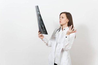 Fikri doktor kadın x-ray radyografik görüntü ct tarama MRG beyaz arka plan üzerinde izole tutar. Kadın doktor stetoskop tıbbi elbisesi. Sağlık personeli tıp kavramı Radyoloji bölümü