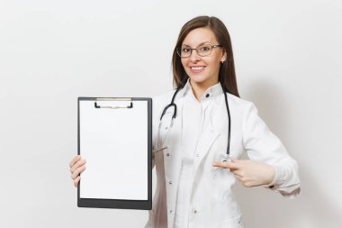 Beyaz arka plan üzerinde izole stetoskop ile gülümseyen doktor kadın. Kadın doktor tıbbi elbise sağlık kartı üzerinde not defteri klasörünü işaret. Sağlık personeli, tıp kavramı. Kopyalama alanı reklam
