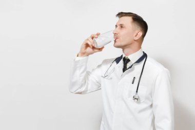Beyaz arka plan üzerinde izole ciddi tecrübeli yakışıklı genç doktor adam. Temiz su içme cam tıbbi üniforma, stetoskop erkek doktor. Sağlık personeli, sağlık, tıp kavramı.
