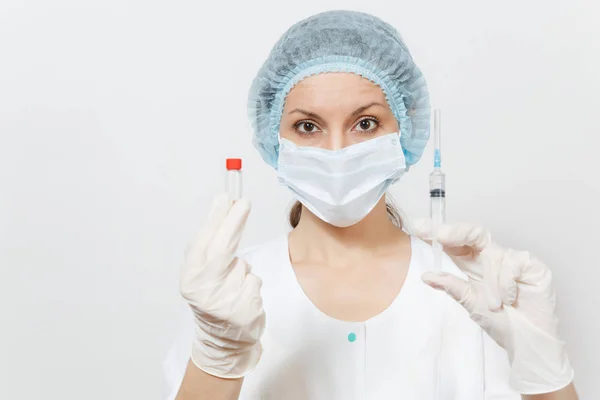 Medico donna in maschera facciale, cappello sterile, guanti contenenti medicina liquida in bottiglia con siringa con ago isolato su sfondo bianco. Medico donna in abito medico. Concetto di personale sanitario . — Foto Stock