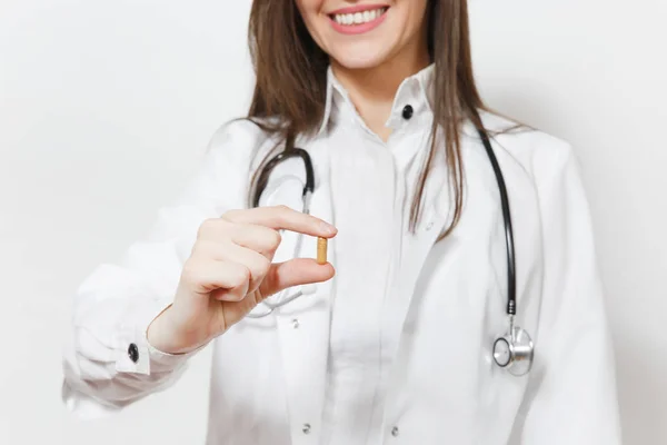 Κοντινό πλάνο περικοπεί χαμογελαστός νεαρός γιατρός γυναίκα με στηθοσκόπιο, γυαλιά που απομονώνονται σε λευκό φόντο. Γυναίκα γιατρό σε ιατρική φόρεμα κατέχει χάπι, μπουκάλι με χάπια. Νοσηλευτικού προσωπικού, ιατρική έννοια. — Φωτογραφία Αρχείου