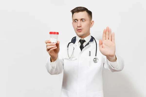 Arzt zeigt Stopp-Geste mit Handfläche auf weißem Hintergrund. Arzt in Arztuniform, Stethoskop-Fläschchen mit weißen Pillen. Gesundheitspersonal, Gesundheit, Medizinkonzept. — Stockfoto