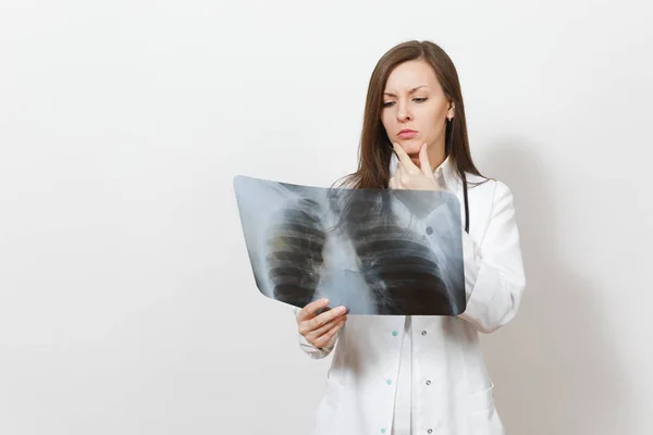 Förbryllad fokuserad läkare kvinna med röntgen av lungorna, fluorography, roentgen isolerad på vit bakgrund. Kvinnliga läkare i medicinsk klänning stetoskop. Vårdpersonal, medicin koncept. Lunginflammation. — Stockfoto